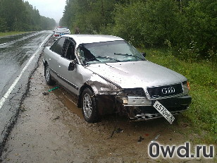 Битый автомобиль Audi 100